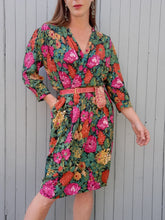 Charger l'image dans la galerie, Robe vintage Sabine - Cache cœur fleuri orange, fuchsia et vert. Taille M, 38 40