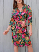 Charger l'image dans la galerie, Robe vintage Sabine - Cache cœur fleuri orange, fuchsia et vert. Taille M, 38 40