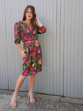 Charger l'image dans la galerie, Robe vintage Sabine - Cache cœur fleuri orange, fuchsia et vert. Taille M, 38 40