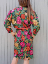 Charger l'image dans la galerie, Robe vintage Sabine - Cache cœur fleuri orange, fuchsia et vert. Taille M, 38 40