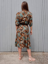 Charger l'image dans la galerie, Robe vintage Gaëlle - Plastron volanté en V. Motif Aztèque. Taille M, 38, 40. Made in France