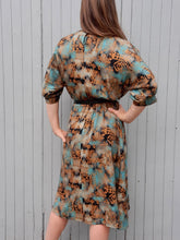 Charger l'image dans la galerie, Robe vintage Gaëlle - Plastron volanté en V. Motif Aztèque. Taille M, 38, 40. Made in France