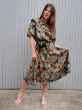 Charger l'image dans la galerie, Robe vintage Gaëlle - Plastron volanté en V. Motif Aztèque. Taille M, 38, 40. Made in France