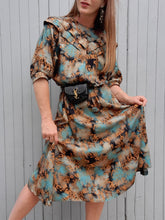 Charger l'image dans la galerie, Robe vintage Gaëlle - Plastron volanté en V. Motif Aztèque. Taille M, 38, 40. Made in France