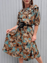 Charger l'image dans la galerie, Robe vintage Gaëlle - Plastron volanté en V. Motif Aztèque. Taille M, 38, 40. Made in France