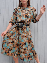 Charger l'image dans la galerie, Robe vintage Gaëlle - Plastron volanté en V. Motif Aztèque. Taille M, 38, 40. Made in France
