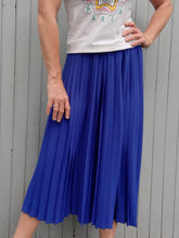 Charger l'image dans la galerie, Jupe culotte vintage Anna - Plissé permanent bleu électrique. Taille S, 36, 38. Made in France.