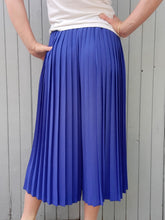 Charger l'image dans la galerie, Jupe culotte vintage Anna - Plissé permanent bleu électrique. Taille S, 36, 38. Made in France.