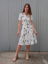 Charger l'image dans la galerie, Robe vintage Margault - Zébrée grise et noire. Toute boutonnée. Taille S, 36, 38.