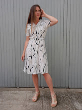 Charger l'image dans la galerie, Robe vintage Margault - Zébrée grise et noire. Toute boutonnée. Taille S, 36, 38.