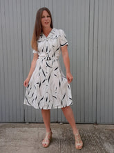 Charger l'image dans la galerie, Robe vintage Margault - Zébrée grise et noire. Toute boutonnée. Taille S, 36, 38.