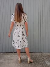 Charger l'image dans la galerie, Robe vintage Margault - Zébrée grise et noire. Toute boutonnée. Taille S, 36, 38.