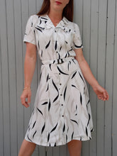 Charger l'image dans la galerie, Robe vintage Margault - Zébrée grise et noire. Toute boutonnée. Taille S, 36, 38.
