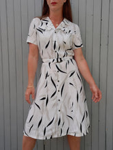 Charger l'image dans la galerie, Robe vintage Margault - Zébrée grise et noire. Toute boutonnée. Taille S, 36, 38.