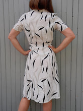 Charger l'image dans la galerie, Robe vintage Margault - Zébrée grise et noire. Toute boutonnée. Taille S, 36, 38.