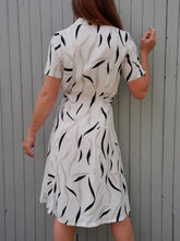 Charger l'image dans la galerie, Robe vintage Margault - Zébrée grise et noire. Toute boutonnée. Taille S, 36, 38.