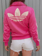 Charger l'image dans la galerie, Veste de sport vintage Karen - Adidas rose trois rayures blanches. Taille S, 36, 38. A logo