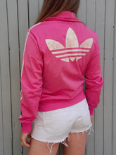 Charger l'image dans la galerie, Veste de sport vintage Karen - Adidas rose trois rayures blanches. Taille S, 36, 38. A logo