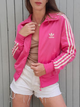 Charger l'image dans la galerie, Veste de sport vintage Karen - Adidas rose trois rayures blanches. Taille S, 36, 38. A logo
