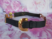 Charger l'image dans la galerie, Ceinture vintage Myriam - Croûte de cuir noir et strass multicolores. Cœurs. Taille ajustable.