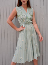 Charger l'image dans la galerie, Robe vintage Virginie - Plissé soleil, vert d'eau fleurie. Taille M, 38, 40