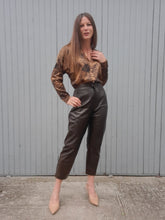 Charger l'image dans la galerie, Pantalon vintage Albertine - Cuir marron. Taille M, 38, 40.