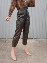 Charger l'image dans la galerie, Pantalon vintage Albertine - Cuir marron. Taille M, 38, 40.
