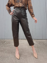 Charger l'image dans la galerie, Pantalon vintage Albertine - Cuir marron. Taille M, 38, 40.