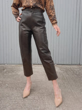 Charger l'image dans la galerie, Pantalon vintage Albertine - Cuir marron. Taille M, 38, 40.