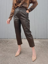 Charger l'image dans la galerie, Pantalon vintage Albertine - Cuir marron. Taille M, 38, 40.