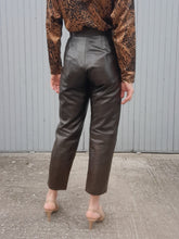 Charger l'image dans la galerie, Pantalon vintage Albertine - Cuir marron. Taille M, 38, 40.