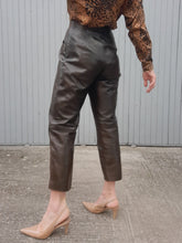 Charger l'image dans la galerie, Pantalon vintage Albertine - Cuir marron. Taille M, 38, 40.