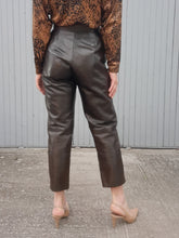 Charger l'image dans la galerie, Pantalon vintage Albertine - Cuir marron. Taille M, 38, 40.