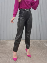 Charger l'image dans la galerie, Pantalon vintage Adélaïde - Cuir d'agneau noir. Taille L, 40, 42. Made in Belgium.