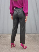 Charger l'image dans la galerie, Pantalon vintage Adélaïde - Cuir d'agneau noir. Taille L, 40, 42. Made in Belgium.