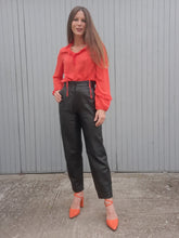 Charger l'image dans la galerie, Pantalon vintage Charlène - Cuir noir. Taille en V et fronces. Taille M, 38, 40.