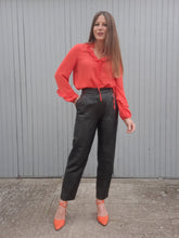 Charger l'image dans la galerie, Pantalon vintage Charlène - Cuir noir. Taille en V et fronces. Taille M, 38, 40.