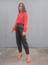 Charger l'image dans la galerie, Pantalon vintage Charlène - Cuir noir. Taille en V et fronces. Taille M, 38, 40.