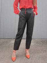Charger l'image dans la galerie, Pantalon vintage Charlène - Cuir noir. Taille en V et fronces. Taille M, 38, 40.
