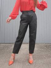 Charger l'image dans la galerie, Pantalon vintage Charlène - Cuir noir. Taille en V et fronces. Taille M, 38, 40.