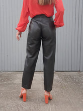 Charger l'image dans la galerie, Pantalon vintage Charlène - Cuir noir. Taille en V et fronces. Taille M, 38, 40.