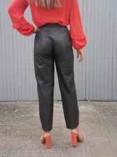 Charger l'image dans la galerie, Pantalon vintage Charlène - Cuir noir. Taille en V et fronces. Taille M, 38, 40.