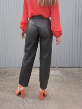 Charger l'image dans la galerie, Pantalon vintage Charlène - Cuir noir. Taille en V et fronces. Taille M, 38, 40.