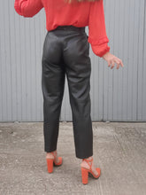 Charger l'image dans la galerie, Pantalon vintage Charlène - Cuir noir. Taille en V et fronces. Taille M, 38, 40.