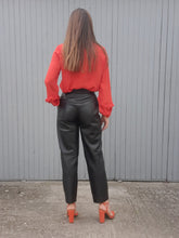 Charger l'image dans la galerie, Pantalon vintage Charlène - Cuir noir. Taille en V et fronces. Taille M, 38, 40.