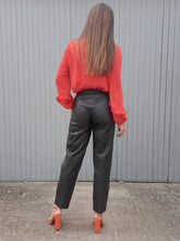 Charger l'image dans la galerie, Pantalon vintage Charlène - Cuir noir. Taille en V et fronces. Taille M, 38, 40.
