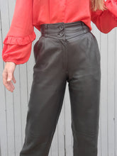 Charger l'image dans la galerie, Pantalon vintage Charlène - Cuir noir. Taille en V et fronces. Taille M, 38, 40.