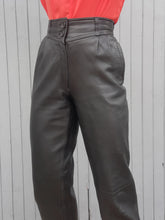 Charger l'image dans la galerie, Pantalon vintage Charlène - Cuir noir. Taille en V et fronces. Taille M, 38, 40.