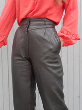 Charger l'image dans la galerie, Pantalon vintage Charlène - Cuir noir. Taille en V et fronces. Taille M, 38, 40.