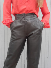 Charger l'image dans la galerie, Pantalon vintage Charlène - Cuir noir. Taille en V et fronces. Taille M, 38, 40.